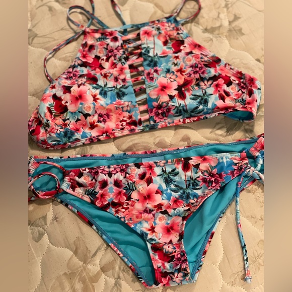 Bikini top and bottom - Picture 2 of 2